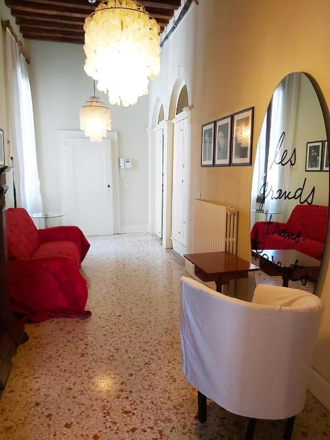 Gorgeous Venetian With Canal View Apartament