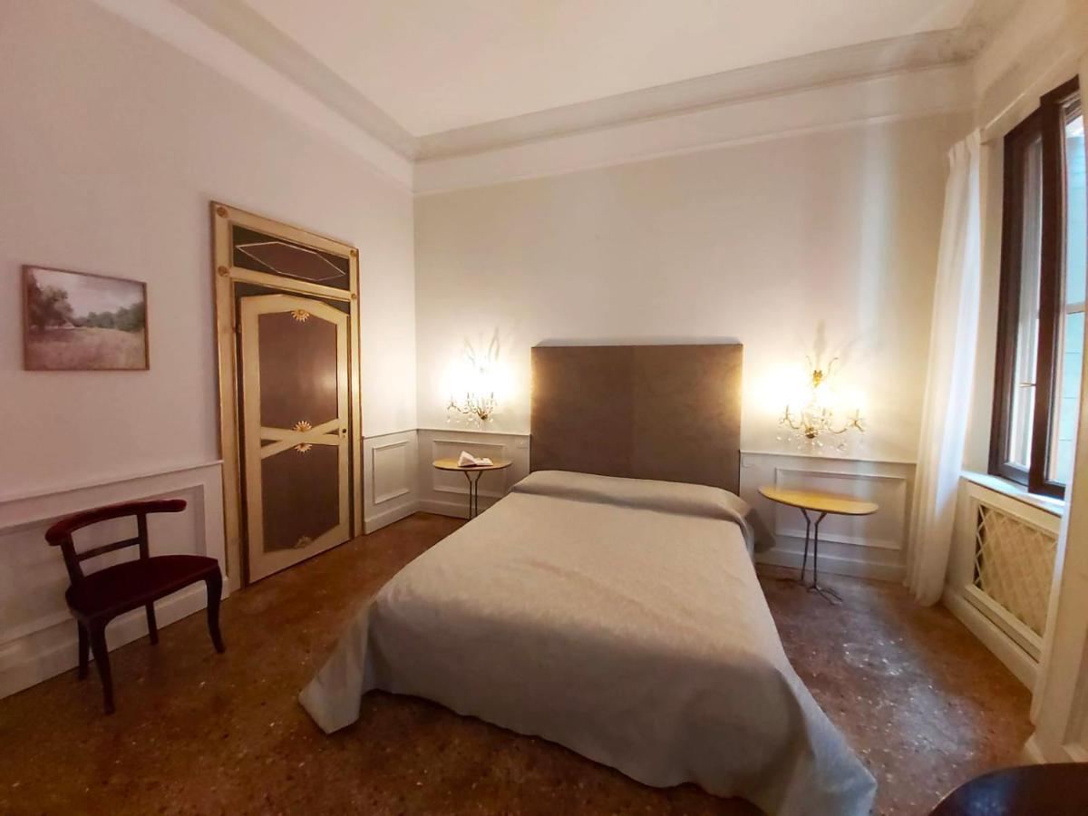 Gorgeous Venetian With Canal View Apartament