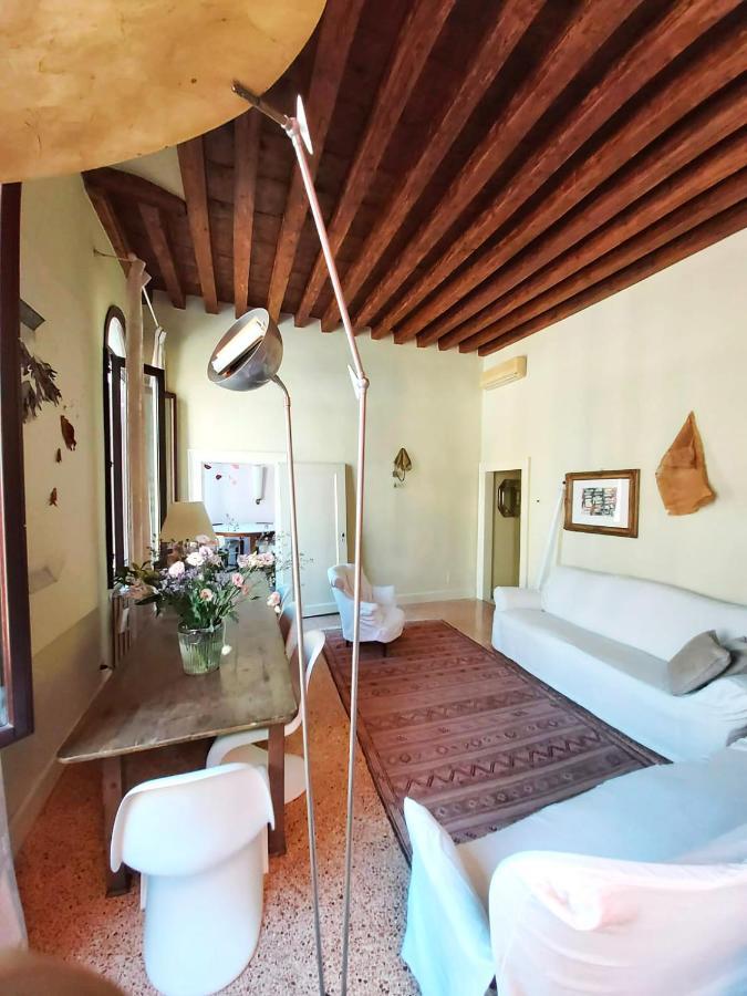 Gorgeous Venetian With Canal View Wenecja